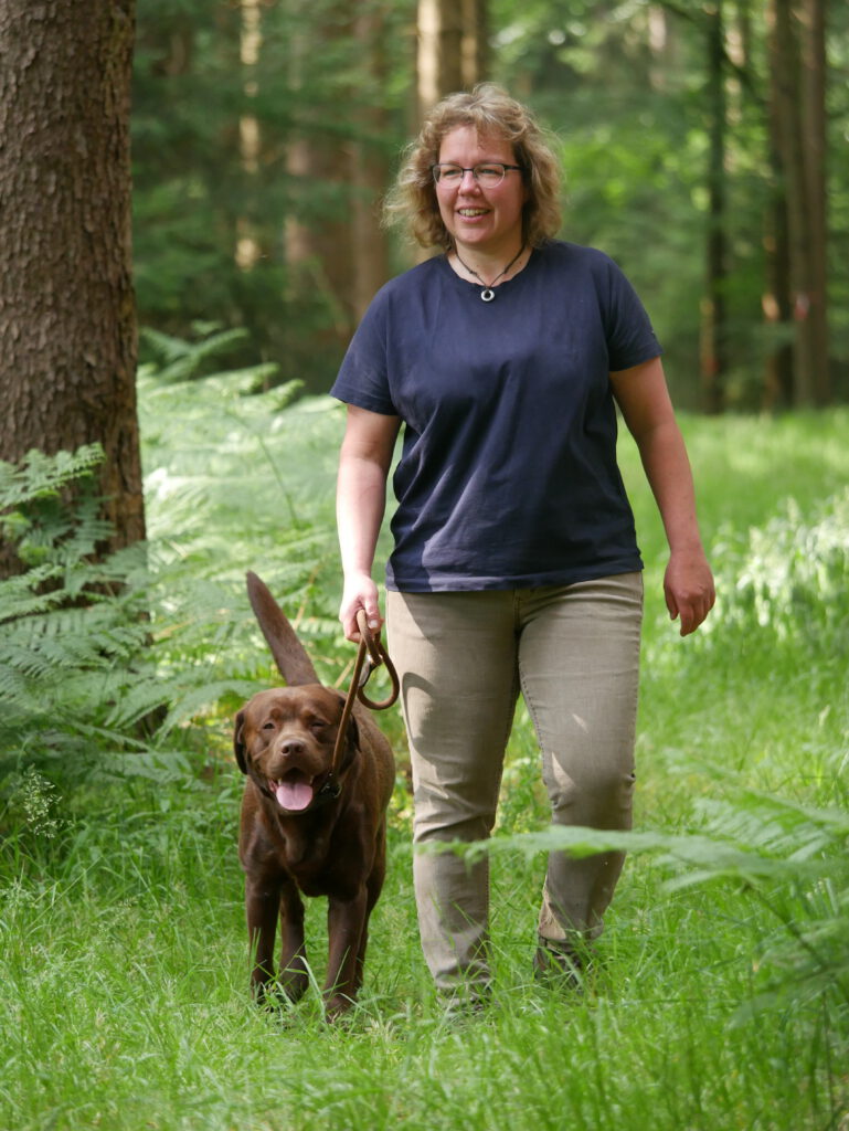 Ines und Keylam sind glücklich im Wald